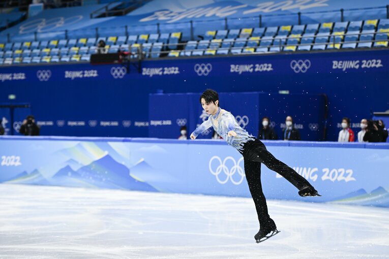 北京五輪ショートプラグラム『序奏とロンド・カプリチオーソ』、冒頭の4回転サルコウを決めれず、本人にとってはどうにもならないアクシデントだったが、それでも羽生は自分に原因を求めた　©Asami Enomoto/JMPA