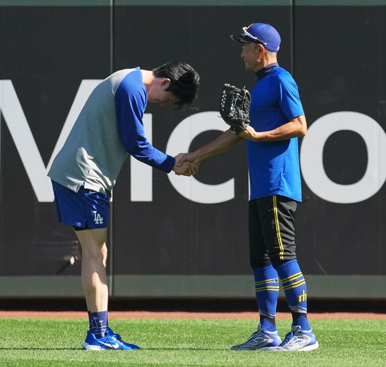 マリナーズ戦前、イチローにお辞儀して握手する佐々木朗希…写真はまだまだ続きます　©Sankei Shimbun
