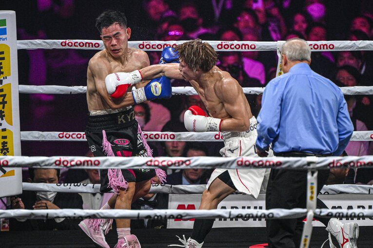 4回KOパンチの直後、キム・イェジュンは力なくロープに崩れていった　©Takuya Sugiyama