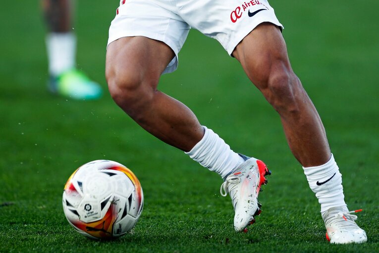 敵地の少年ファンから「KUBO！」と声が飛ぶ人気の中… 久保建英が“万全でなくても”フル出場で頼られた理由〈撮影者の視点〉(7)