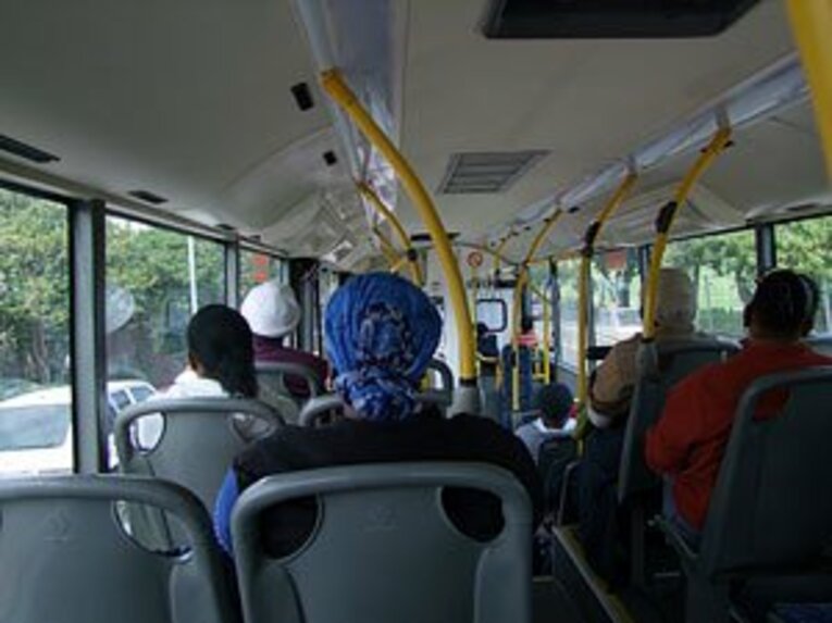 結構カッコイイ車内だったバス。乗客も皆さんマナーを守っていました