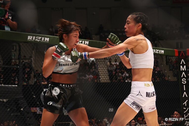 RENAvsシン・ユリ　©RIZIN FF