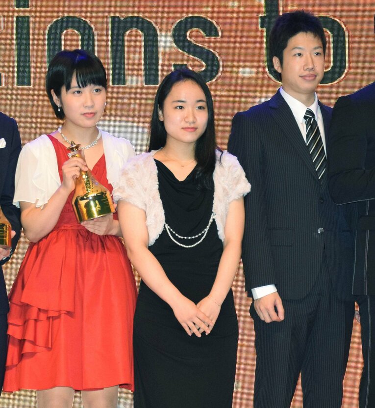 2016年12月国際卓球連盟、年間表彰式で。伊藤美誠（中央）、水谷隼（右）。左は平野美宇　©︎JIJI PRESS