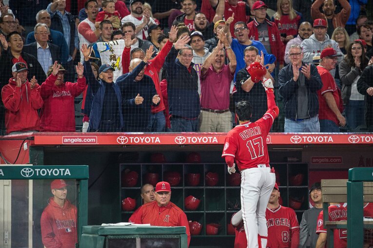 メジャー初ホームランを放ってファンの声援にこたえる大谷　©Nanae Suzuki