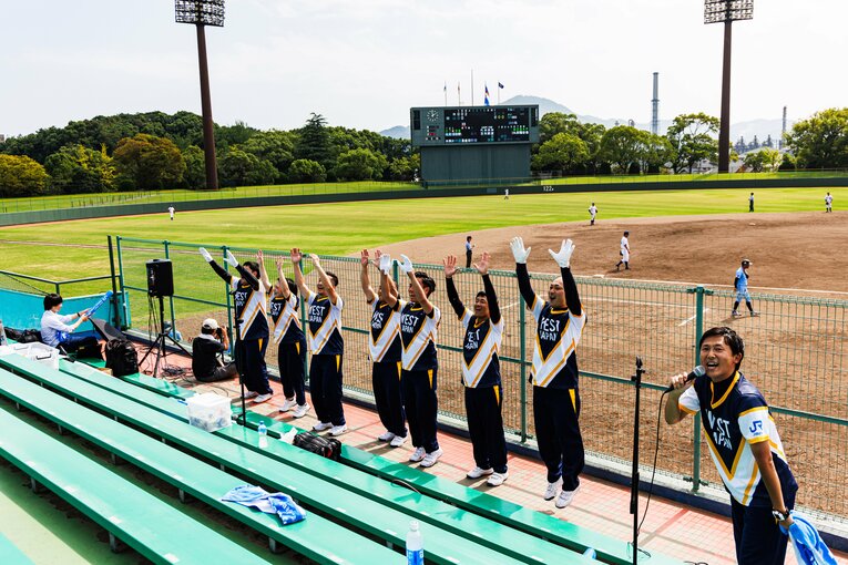 JR西日本硬式野球部の応援団。大会予選のときは中国エリアの社員が中心になる　©Masashi Soiri