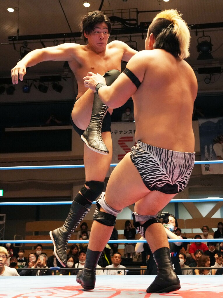 安齊勇馬のジャンピング・ニー