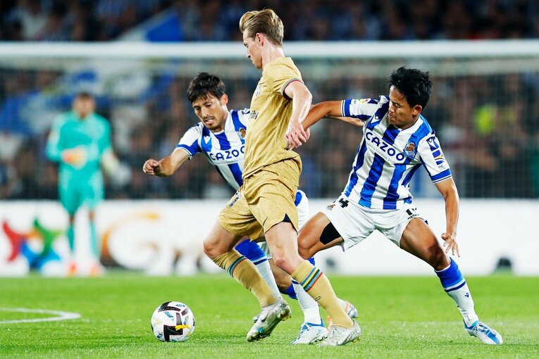 久保建英は「2ケタ得点」狙えるのでは…名手シルバと“精度の差”はあれど、カメラマンが感じたワケ〈バルサ戦好守で同点弾の起点〉(17)