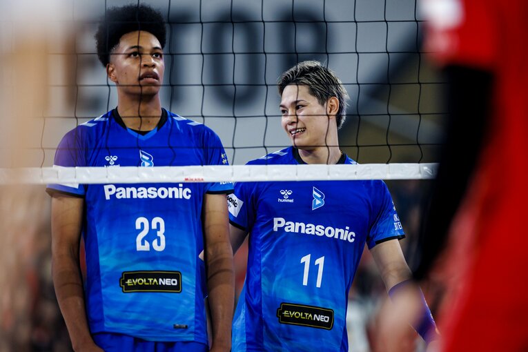 エバデダン ラリー、西田有志（大阪ブルテオン）　©︎Kiichi Matsumoto