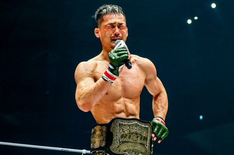 4月17日の『RIZIN.35』で斎藤裕と再戦した牛久絢太郎。見事にRIZINフェザー級のベルトを防衛し、リング上で大粒の涙を流した ／ photograph by RIZIN FF Susumu Nagao