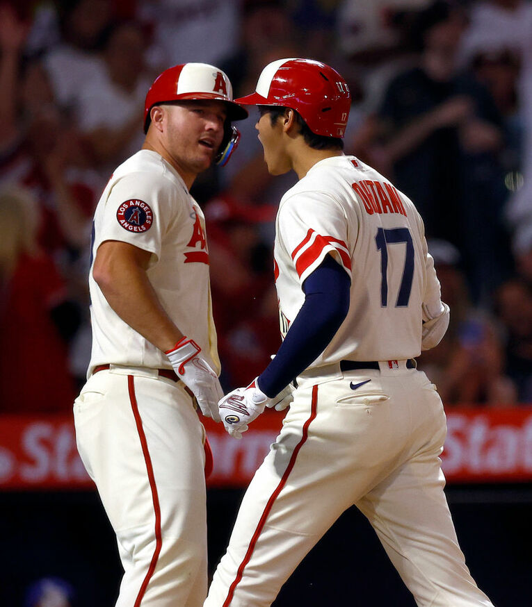 トラウトと喜ぶ大谷（※クリック、スワイプすると「29号本塁打の連続写真」や大谷交遊録がご覧になれます）　©Getty Images