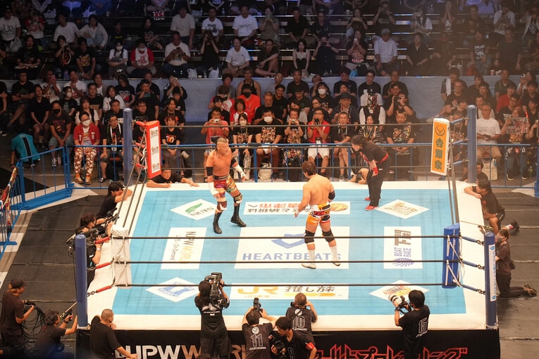 5分1本勝負改め時間無制限1本勝負で小島聡と対峙した天山広吉　©Essei Hara