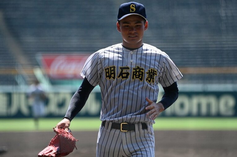 明石商のエースだった中森俊介は同級生ながら「雲の上の存在」だったという。現在は千葉ロッテ所属　©Naoya Sanuki
