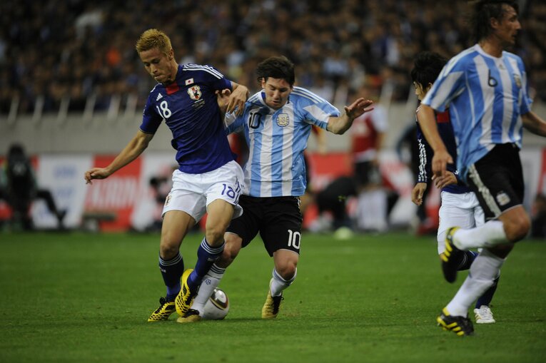 メッシとデュエルする本田圭佑…写真はまだまだ続きます　©Kiichi Matsumoto