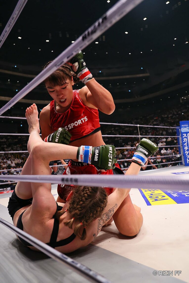 ハイキックでのダウンから追撃するRENA　©RIZIN FF