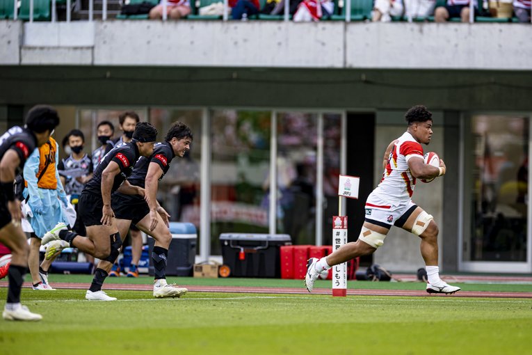 独走してトライを決め切るNo.8テビタ・タタフ　©︎Kiichi Matsumoto