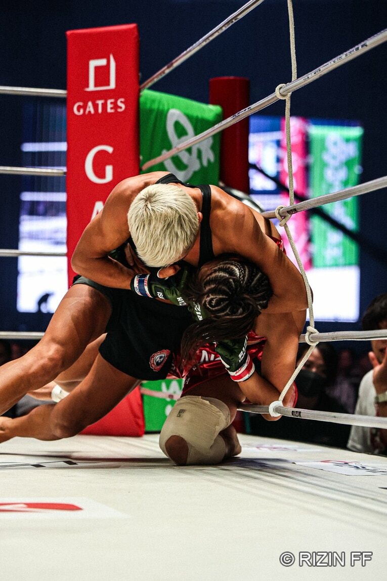 RENAvsクジュティナ　©RIZIN FF