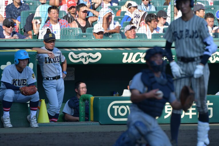 2019年夏の甲子園で指揮をとる仙台育英・須江航監督　©Hideki Sugiyama