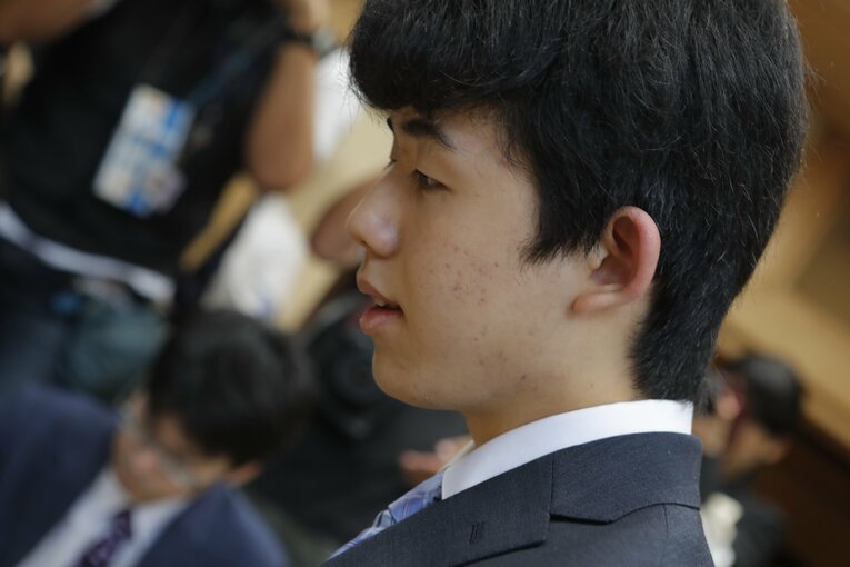 2017年の藤井聡太（当時14～15歳。全8枚中の2枚目）　©BUNGEISHUNJU