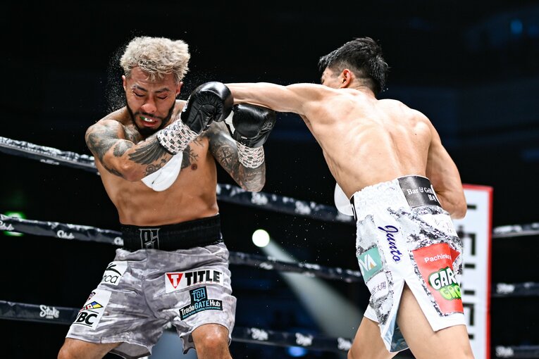 中谷潤人の強烈な左ストレートがサンティアゴのアゴに炸裂した瞬間　©Hiroaki Yamaguchi