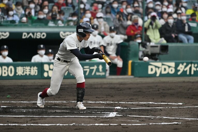 送りバントを成功させる松尾　©Hideki Sugiyama