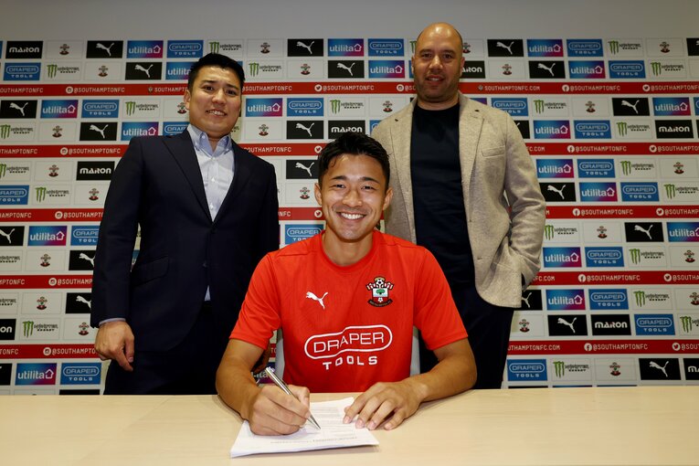 昨年7月、サウサンプトンに移籍した菅原由勢。移籍金は700万ユーロ（約12億円）と報じられた。写真左が龍後、右は「Sports360」社長のサシャ・ブレーゼ