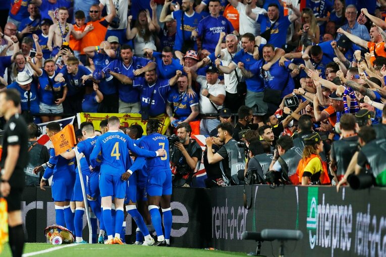 鎌田大地の号泣と“日の丸スパイク”に思い出す4年前の「カタールW杯には絶対出たいですよ」 長谷部誠とのEL優勝写真に“秘められた熱量”とは(22)