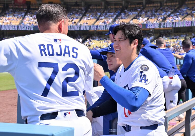 大谷＆山本と談笑中のロハス　【スワイプするとそのほかの写真もご覧になれます】　©JIJI PRESS