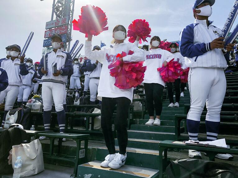 明豊のパーカー、長ズボンのチア（2021年春）　©KYODO