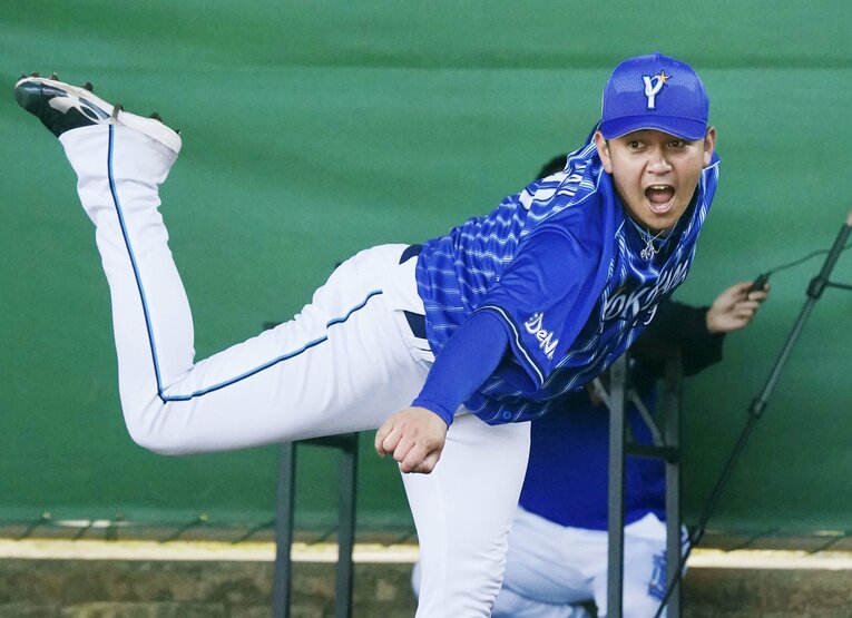 初めての二軍キャンプで投球練習を重ねる山崎　©KYODO