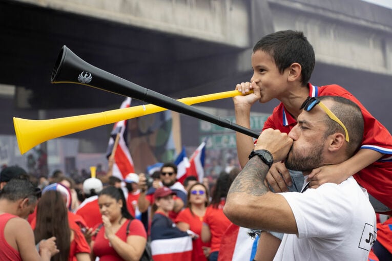 ブブゼラを吹いて大喜びのサンホセ市民　©Getty Images