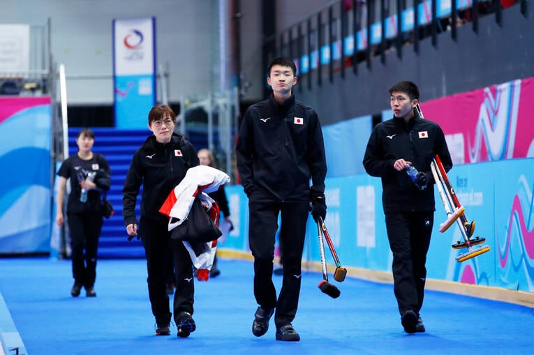 2020年冬季ユース五輪。小笠原さん（左）は混合団体（男子2名、女子2名）、17歳の高校生チームを担当した　©AFLO