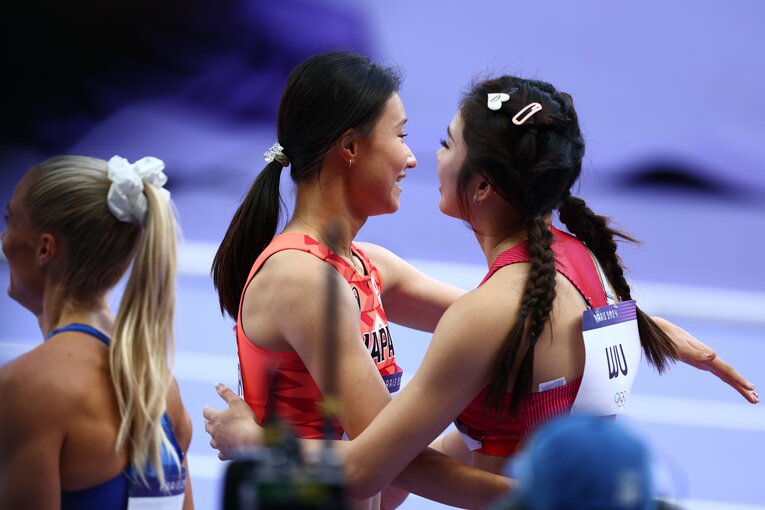 昨年アジア大会でのフライング騒動でも話題になった「中国の女神」呉と敗者復活戦後に抱き合う田中　©Ryosuke Menju/JMPA