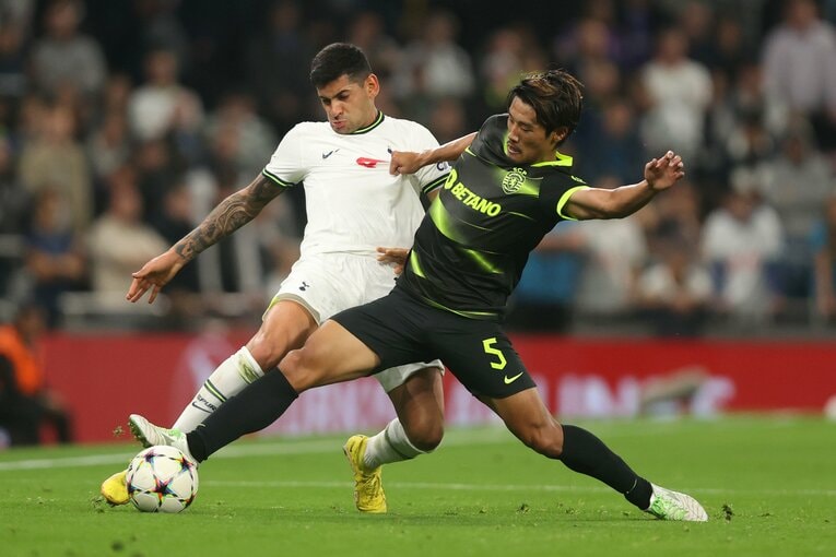 チャンピオンズリーグのトッテナム戦でプレーする守田英正　©Getty Images