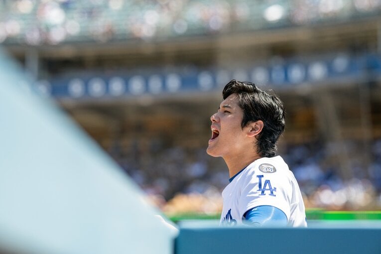 【Numberカメラマンが激写・大谷翔平の愛される日常2025年7月版：全100枚超】ベンチでの珍しい表情…“声出していこー”…まだまだ続きます　©Nanae Suzuki