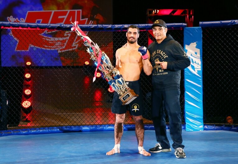 MMAデビュー戦を勝利で飾ったクロンを称えるヒクソン　©Susumu Nagao