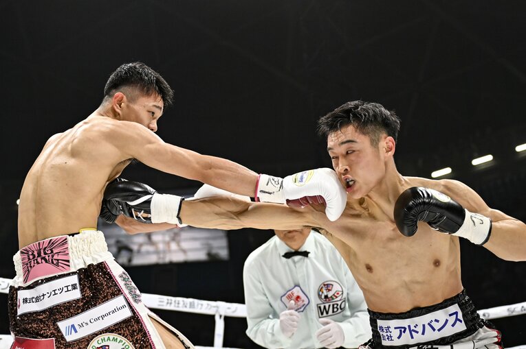 1ラウンドから激しいぶつかり合いとなった　©Hiroaki Finito Yamaguchi