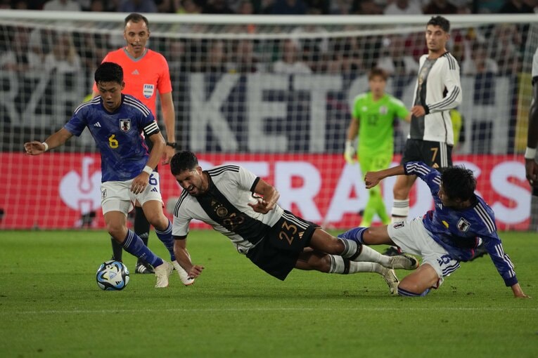 アグレッシブにボールにアタックする伊藤洋輝と遠藤航　©Masashi Hara