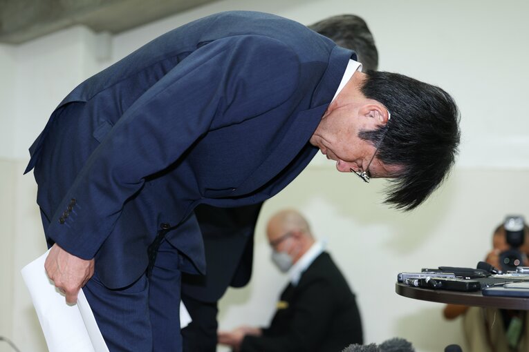 出場辞退に関する記者会見を終え、頭を下げる広陵の堀正和校長　©︎JIJI PRESS