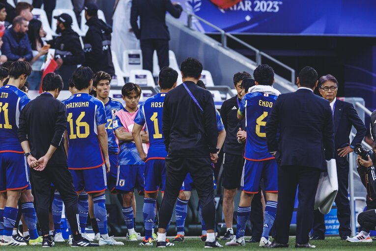 試合後、ピッチ上でミーティングを行う日本の選手たち　©Kiichi Matsumoto