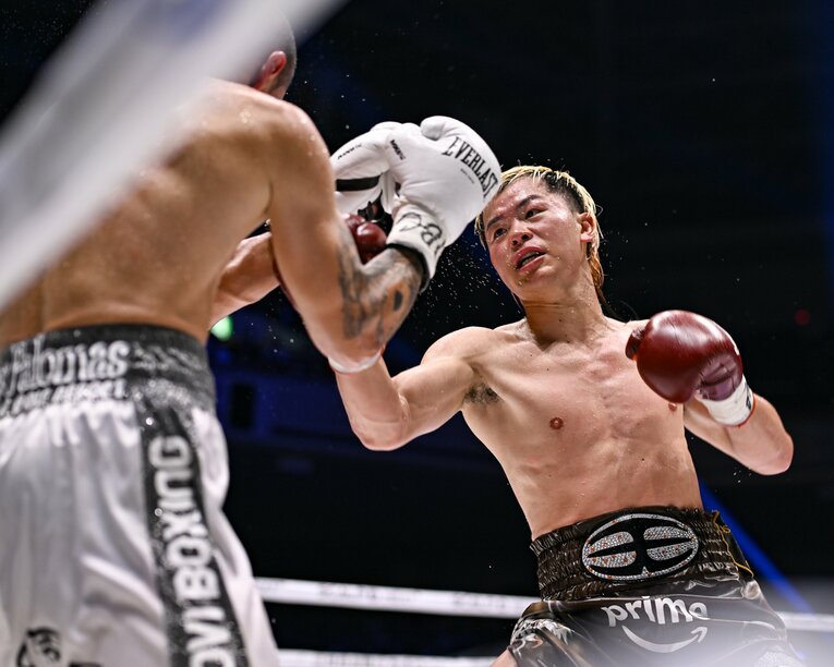 元2階級制覇王者のエストラーダに完勝した那須川天心。「もっともっと強くなる」と長谷川穂積氏も大きな期待を寄せる　©Hiroaki Finito Yamaguchi