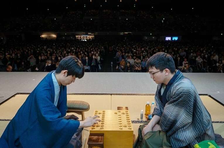 JT杯準決勝、藤井－永瀬の一コマ。多くの観客が妙手を見守った ／ photograph by Shiro Miyake