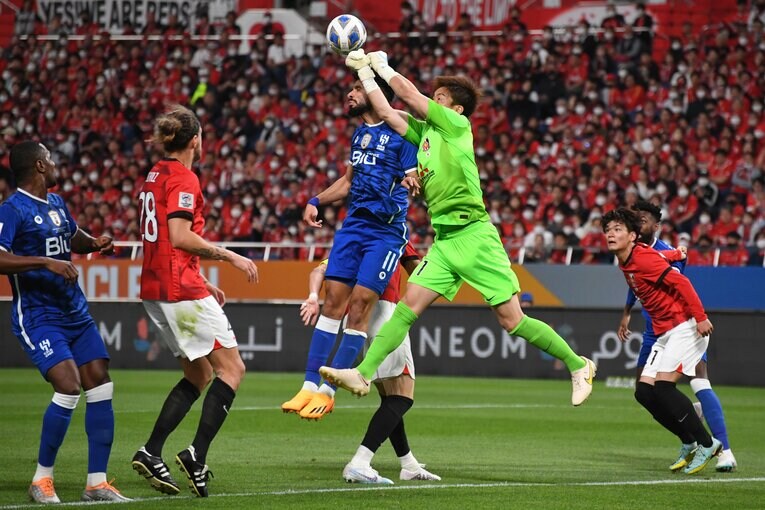 ハイボールをパンチングで処理する西川周作