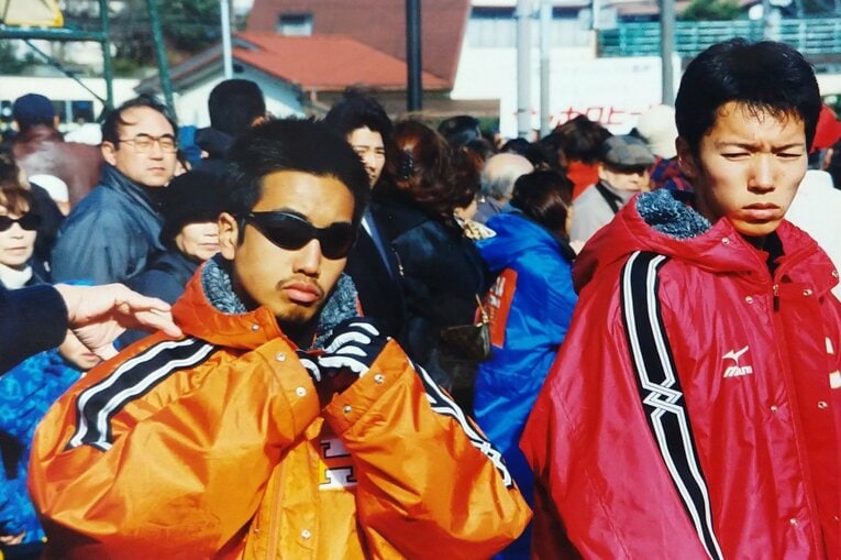 小田原中継所での大村と藤原／本人提供