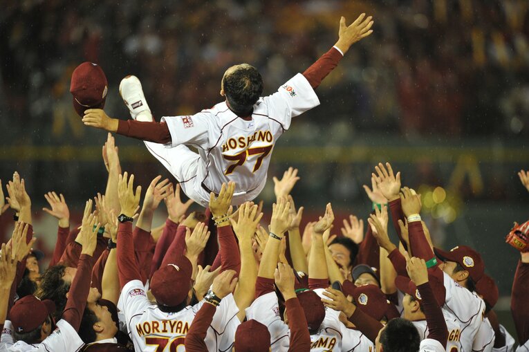 2013年に宿敵・巨人を倒して初の日本一に輝き、胴上げされる楽天・星野監督　©︎Hideki Sugiyama