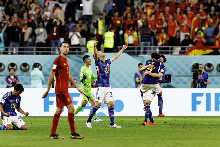 スペイン戦勝利の瞬間、谷口に抱き着ついた三笘　©Kiichi Matsumoto/JMPA