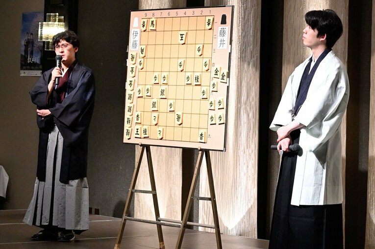 叡王戦第5局終局後の大盤解説会場にて　©Keiji Ishikawa