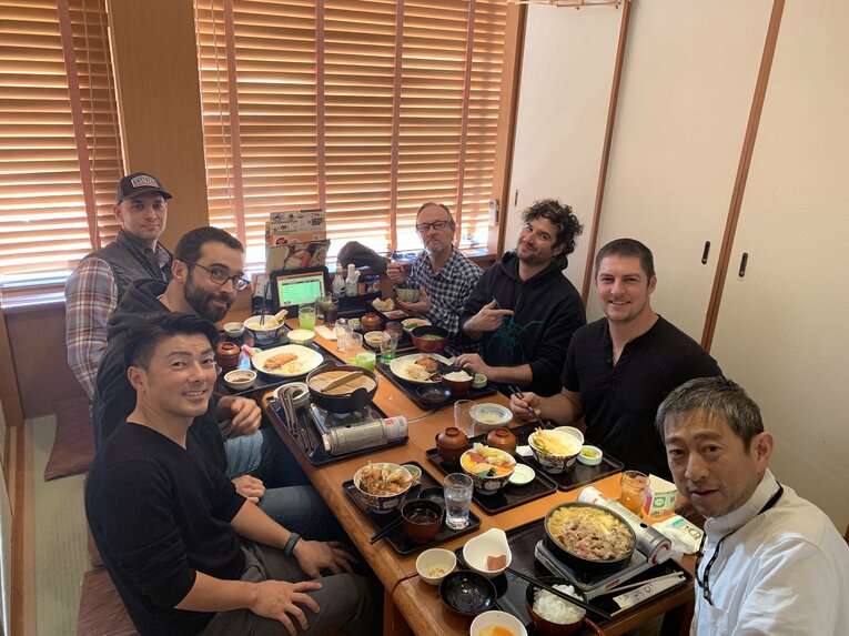 壁谷さんとバウアー一行。箸を使うなど日本文化に順応する姿勢を当初から見せていた　写真は球団提供