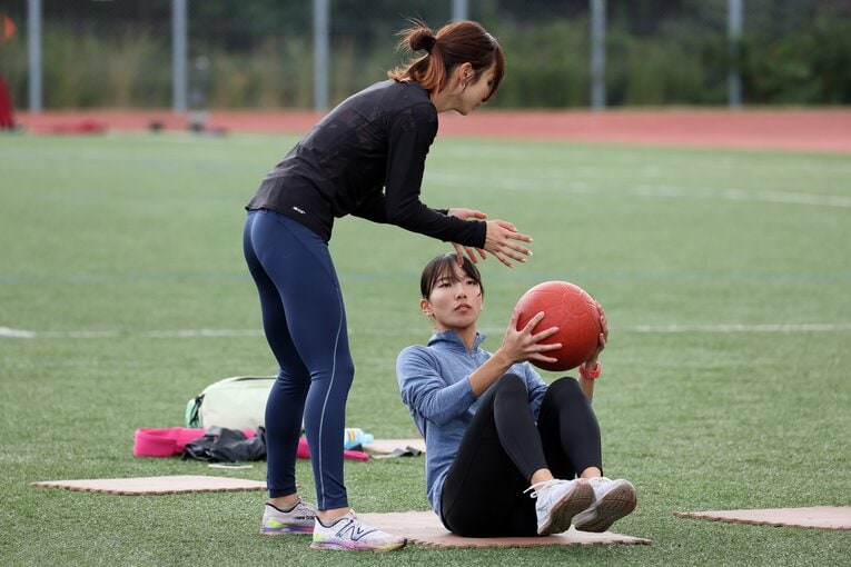 補強を行う奥野と蔵重　©Shigeki Yamamoto