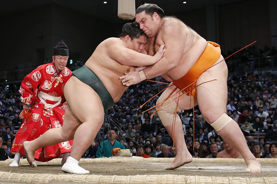 力士の体重は50年で30kg増えた。土俵を広くする、という選択肢は?<Number Web> photograph by Kyodo News