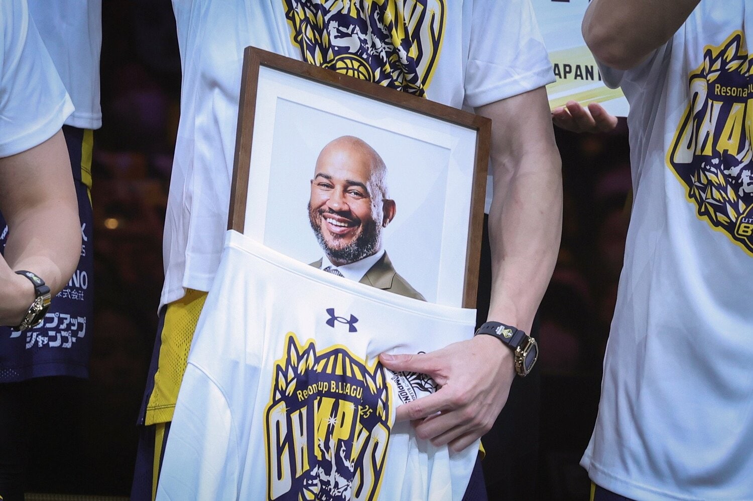 優勝セレモニーでは選手の手に2月に急逝したケビン・ブラスウェルHCの遺影が　©JIJI PRESS